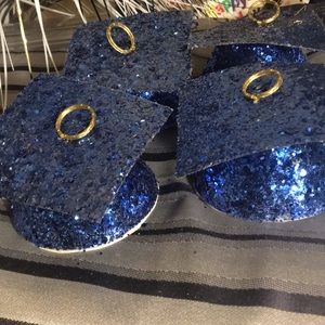 Table centerpieces blue sparkle graduation caps 5